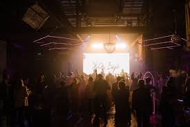 Фото: В стиле Энди Уорхола: яркая свадьба-вечеринка (50)