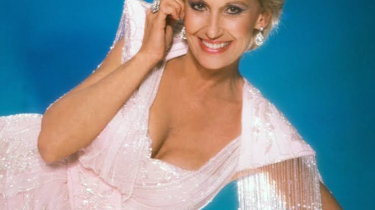 Tammy Wynette Performs Medley of Her Classic Hits