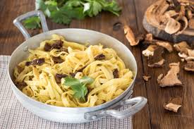 Le tagliatelle ai funghi porcini sono un tipico primo piatto invernale gustoso e profumato, l'ideale per il pranzo della domenica così come in qualsiasi altra occasione. Tagliatelle Ai Funghi Porcini Secchi Ricetta Primo Piatto Gustoso
