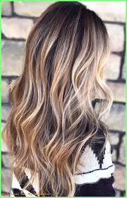 Wünschst du dir außerdem mehr volumen im haar? Mittellange Haare Frisuren Beige Und Bronde Hebt Braune Haare Mit Blonden Strahnen Hervor Braunes Haar Mit Blonden Highlights Braune Haare Haarfarben