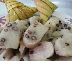 Terkadang dengan sayur, makan yang rebus sayur dengan bawang merah dan bawang putih, kalau ingin perasakan dia boleh tumbuk bawang. Resipi Ketupat Kacang Sedap Dan Lemak Rasanya