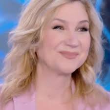 Fiorello commenta lo sciopero dei giornalisti Rai: "Negata qualsiasi forma  di ingerenza. Lo confermerà oggi il ministro Lollobrigida alla conduzione  del Tg1"