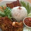 Asin gurihnya ayam goreng dipenyet atau ditekan dengan ulegan dengan sambal yang super pedas. 1