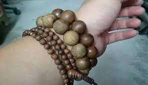 Jika tujuan menggunakan gelang kali adalah untuk menarik lawan jenis, maka hukumnya dilarang dalam islam. Hukum Laki Laki Memakai Gelang Tasbih Bincang Syariah