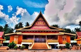 Kepada kain, baju dan seluar yang menjadi asas pakaian kepala berbeza daripada adab berpakaian tradisional orang melayu yang terdahulu. Mengenal Rumah Adat Riau Lengkap Jenis Ciri Khas Ruangan Dll