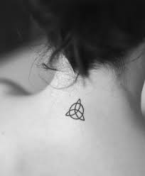Die motive der japanese tattoos werden oftmals eher wegen ihres ästhetischen wertes als wegen ihrer bedeutung gewählt. Kleines Tattoo Familie Symbol Nacken Tattoo Familie Keltisches Tattoo Kleine Tattoosymbole