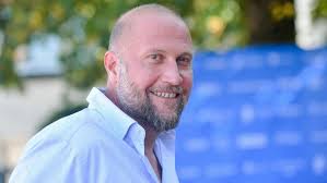 Après une carrière d'humoriste en belgique, il est révélé en france en 2010 par son second rôle comique dans la comédie romantique l'arnacœur. Francois Damiens Ses Nouvelles Cameras Cachees Retardees Par Le Covid