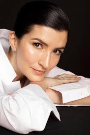 Contrata a Isabel Henao