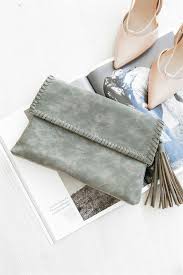 La pochette pour femme stylée en soirée tous les ans, nous proposons une nouvelle collection de pochettes pour femme qui. 1001 Idees Comment Adopter La Pochette Femme Sans Efforts