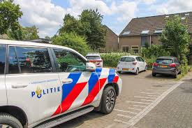 Omroep - Meisje 4 opgehangen gevonden in de kelder huis Lees het hier ->  https://www.nieuwslive.nl/jongen-8-en-zusje-4-opgehangen-gevonden-in-de- kelder-huis/ | Facebook