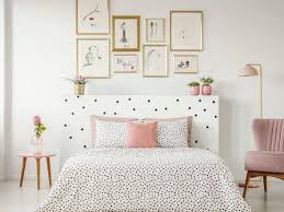 Bantal bulu memberi sentuhan tersendiri. 10 Cara Mudah Membuat Kamar Tidur Sederhana Terlihat Luar Biasa Kerja Usaha