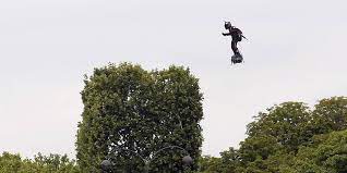 Le défilé de cette année est marqué par l'apparition d'un homme sa planche volante est propulsé par cinq réacteurs, est devenu objet de convoitise. L Homme Volant Grande Premiere Du Defile Du 14 Juillet Le Point