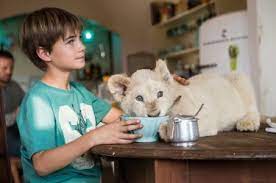 Mia è solo una bambina di undici anni quando forgia una straordinaria amicizia con charlie, un leoncino bianco nato nell allevamento di felini dei genitori in sudafrica. Mia E Il Leone Bianco La Storia Vera Al Centro Del Film Movieplayer It