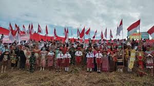 Malaysia ikut jam adzan indonesis : Bendera Merah Putih Berukuran Raksasa Berkibar Di Batas Indonesia Malaysia Suara Kalbar