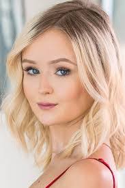 Natalia Queen's Instagram, Twitter & Facebook