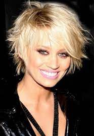 Coupe courte moderne destructurée pour femme avec des cheveux châtains. Coupe Courte Degradee Effilee Cheveux Courts Coupe De Cheveux Courte Coupe De Cheveux