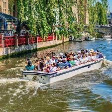 رحلة خاصة لمدة يوم كامل من باريس بسيارة مرسيدس من باريس إلى بروج |  GetYourGuide