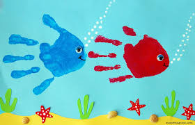 Pesciolini Con Le Impronte Delle Mani Impronta Della Mano Attivita Di Arte Per Bambini Lavoretti Estivi Per Bambino