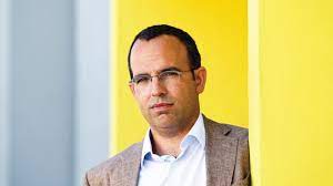 O tiago pires, conhecido como saca, que durante anos, contra todas as probabilidades, disputou o. Pedro Adao E Silva E Sempre Com Espanto Que Vejo Os Elogios A Carlos Costa Weekend Jornal De Negocios