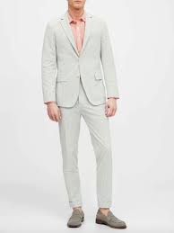 Tips on wedding attire for guests based on common dress codes. Beach Wedding Attire For Men Women Here S What To Wear