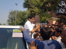 Video Sanghi Welcomes Deepender Hooda With Milk As Hooda Family Cast Early Vote In Rohtak Haryana News India Tv