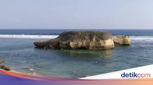 Harga tiket masuk ke pantai nglambor adalah rp 10.000 per orang. Pantai Kura Kura Ekas Buana Surga Tersembunyi Di Antara Dua Bukit