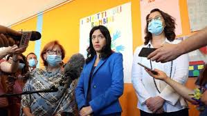 I post sono a cura della ministra. Vi Sono Sfuggite Le Strane Incongruenze Del Curriculum Azzolina Al Amal