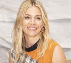 El estilo de Sienna Miller nos recuerda, “menos es más” en la serie  Anatomía de un Escándalo.