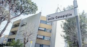 Roma non è solo una città dove si respira dovunque la storia millenaria. Roma A Torre Maura Paura Per L Assedio Dei Rom Occupano Le Case Popolari
