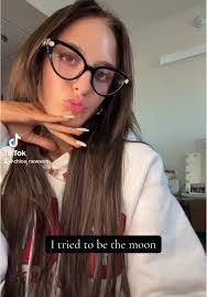 Chloe Newsome's Instagram, Twitter & Facebook