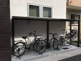 シンプルデザインの自転車置き場 モダンなカーポート 自転車置き場 おしゃれ 自転車 屋根