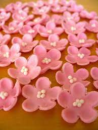 Edible flowers have become very popular recently, and with good reason: How To Make Gum Paste Flowers Gum Paste Flowers Gum Paste Flowers Tutorials Fondant Flowers