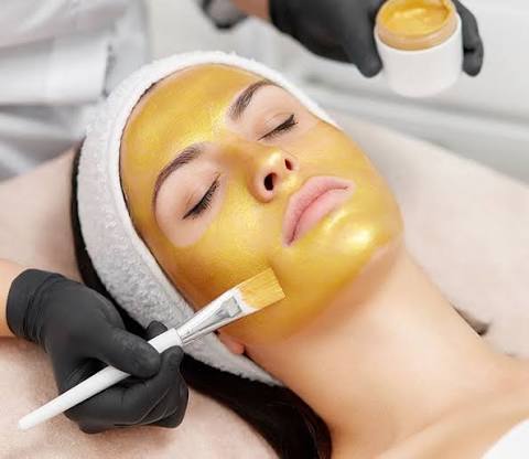 Lotus Herbals Radiant Gold Cellular Glow Facial