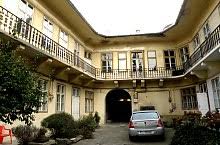 Incepand cu anul 2007, casa memoriala ion luca caragiale a fost trecuta din domeniul public al statului si administrarea ministerului culturii si cultelor in domeniul public al judetului dambovita si in administrarea consiliului judetean dambovita. Emil Isac Memorial House Cluj Napoca