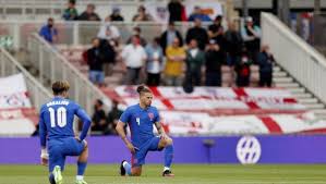 & calcio corso di lingua in inghilterra a partire da 1383£ offerte da 5 inglese scuole con 93 recensioni sconti esclusivi e miglior prezzo garantito cancellazione gratuita più elenchi di. Inghilterra Squadre In Ginocchio Altri Ululati Dei Tifosi Prima Della Gara Con La Romania La Repubblica