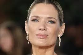 X Factor judge Cheryl Cole lands £5million book deal to write "chick lit"  novels