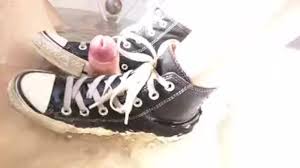 Footjob sous l’eau par Converse