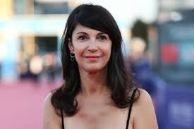 Elle compte à son actif un extended play (ep). Clara Luciani Enfant J Etais La Petite Fille Mise Sur Le Cote Madame Figaro