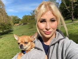 Beth Greenfield's Instagram, Twitter & Facebook