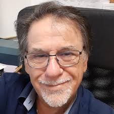 Forse non tutti sanno che quando John Lennon incontrò Yoko Ono nel 1966  lasciò la moglie Cinthia e il figlio Julian che allora aveva appena cinque  anni disinteressandosi totalmente del bambino. Chi