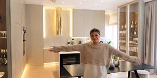 Hon berättar även om presationsångesten och bianca ingrosso berättar om karriären, vad hon är bra på och stolt över. Biancas Nya Lagenhet House Tour 1