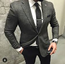 Graues Sakko Weisses Hemd Schwarze Jeans Anzug Mode Herrenkleidung Manner Outfit
