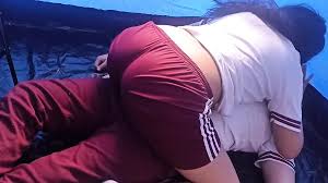 短途旅行的学生借此机会在湖边的帐篷里做爱