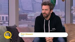 Adaptacja, opracowanie tekstu, reżyseria postać: Piotr Glowacki Opowiedzial O Przygotowaniach Do Roli W Serialu Nieobecni Dzien Dobry Tvn Youtube