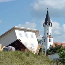 26+ frisch foto haus k : Ein Gartenhaus Steht Kopf Bayern