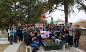 Aybüke öğretmenin mezarına çiçek bırakan kaya ve beraberindekiler, dua etti. Sehit Ogretmen Aybuke Yalcin Mezari Basinda Anildi