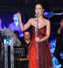 Ebru gündeş eski sahne kıyafetlerini kendi siteden satıp kazandığı parayı hayır kurumlarına bağışlıyor. Gunay Da Ebru Gundes Firtinasi Esti