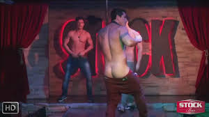Super hawt homosexual stripper muestra una polla dura y gruesa