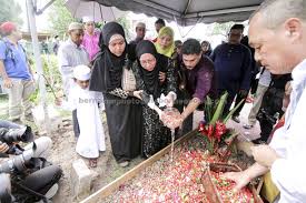 Tan sri sm salim kenang daku dalam doamu. Legendary Singer Sm Salim Laid To Rest