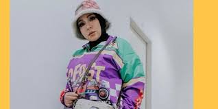 Album tersebut memuat sepuluh lagu, dengan lagu bercinta di sorga menduduki urutan kedua. Lirik Lagu Mungkin Potret Merdeka Com